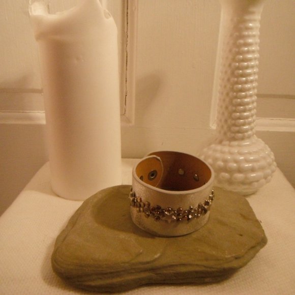 Leather Star Rivet Cuff - Picture 2 of 6